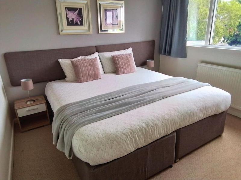 Spacious 5-Bedroom Home with Garden & Parking Near Station - image 48