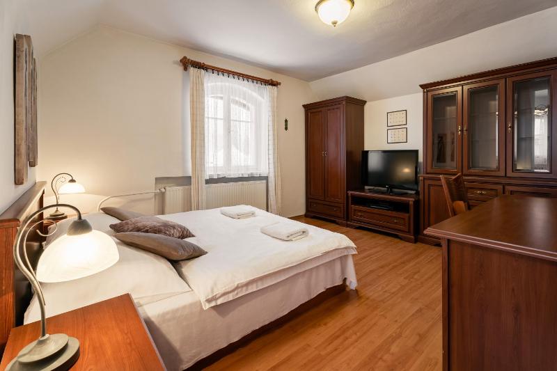 One-Bedroom Apartment image 1