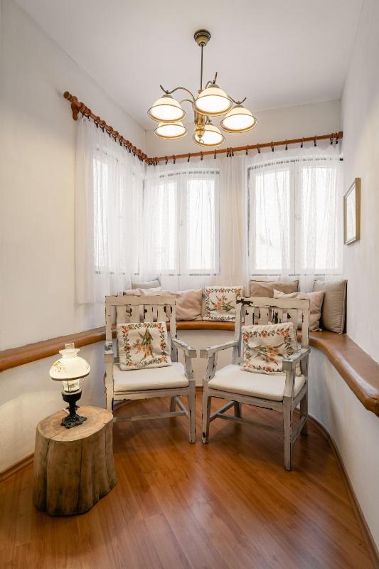 One-Bedroom Apartment image 4