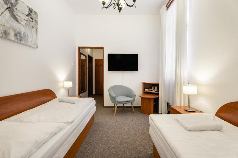 Twin Room with Private Bathroom image 4