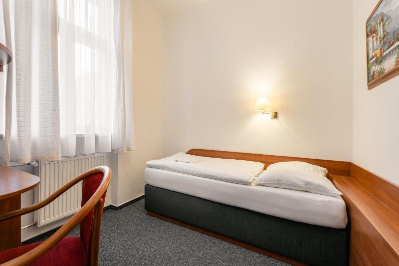 Single Room with Bathroom image 3