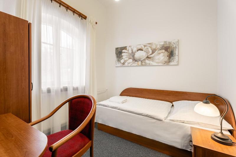 Single Room with Bathroom image 4