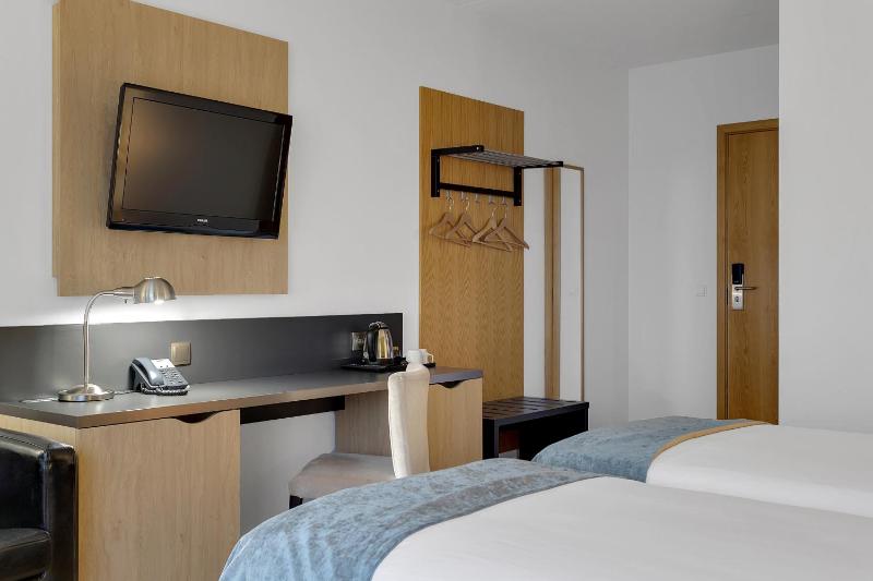 Double or Twin Room image 3
