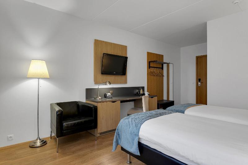 Double or Twin Room image 4