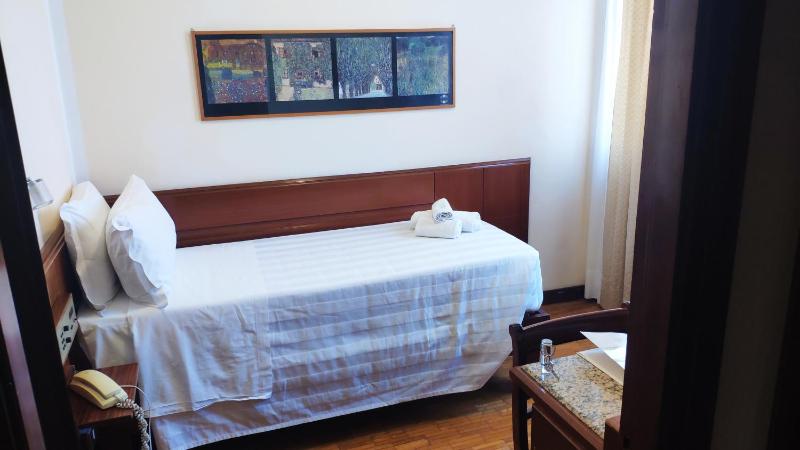 Single Room image 4