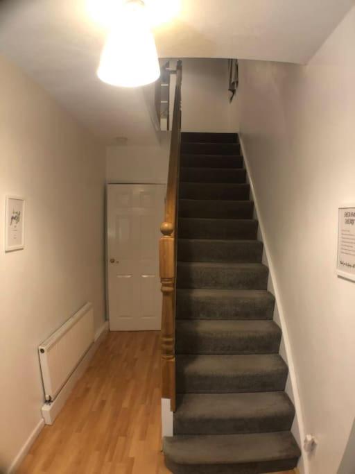 Spacious 5-Bedroom Home with Garden & Parking Near Station - image 9