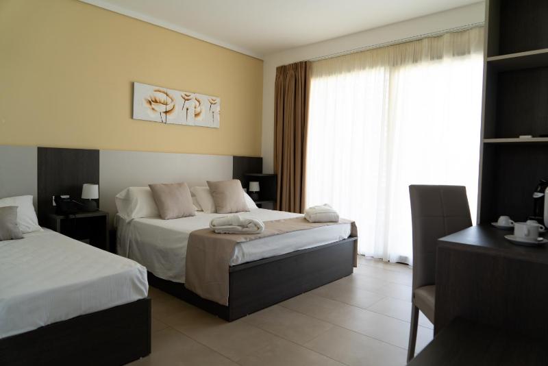 Deluxe Triple Room image 4