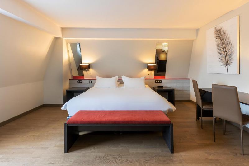 Family Room with Queen Bed and Sofa Bed - Non-Smoking image 2