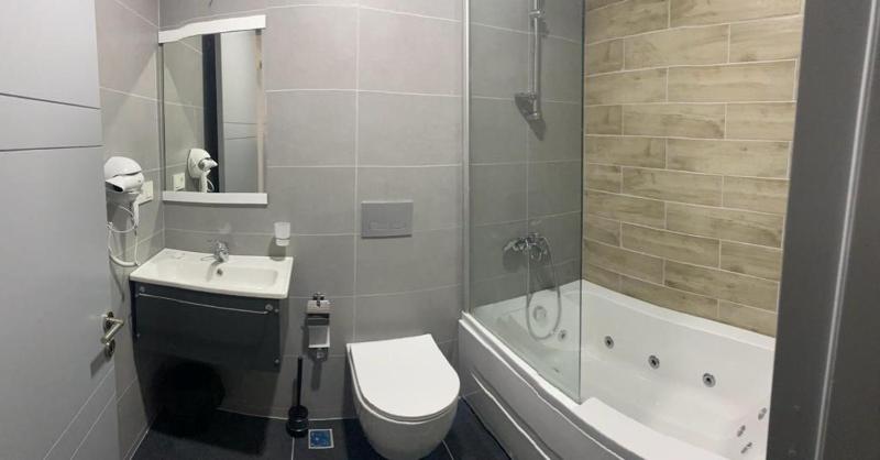 Deluxe Family Room image 3