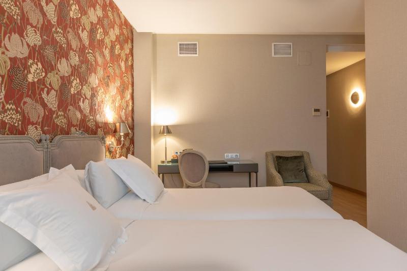 Double or Twin Room image 4