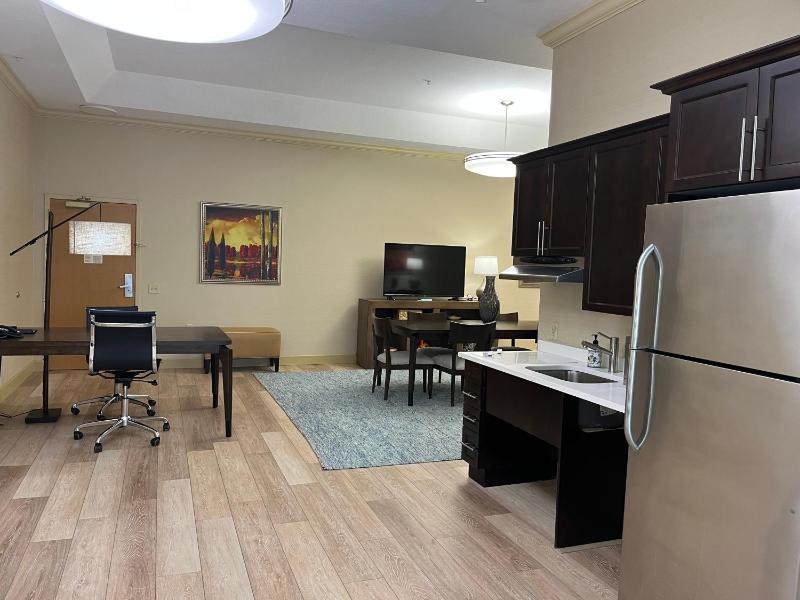 1 King Bed, Presidential, Mobility Accessible Suite, Non-Smoking image 2