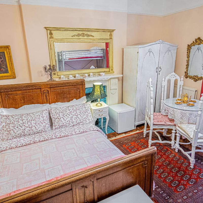 Family Room image 4