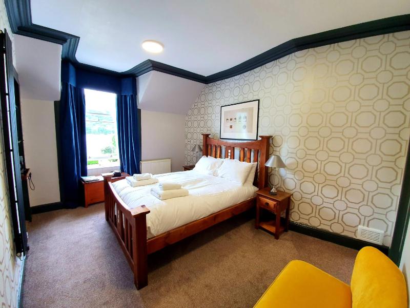 Superior King Room with Lake View image 2