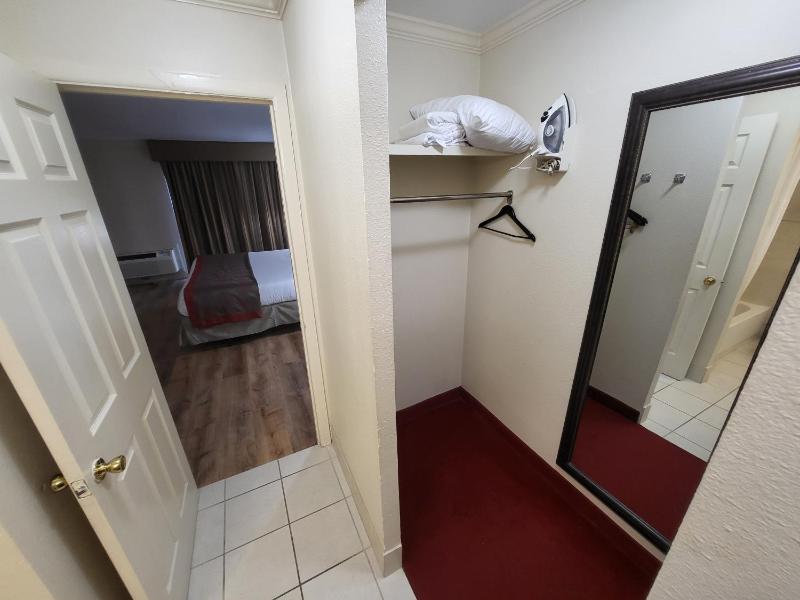 King Suite with Sofa Bed - Non-Smoking image 2