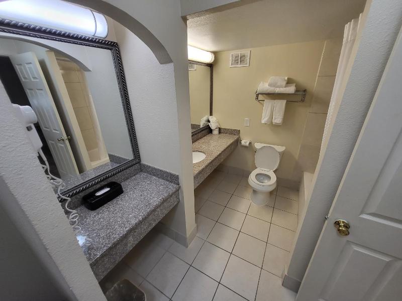King Suite with Sofa Bed - Non-Smoking image 4