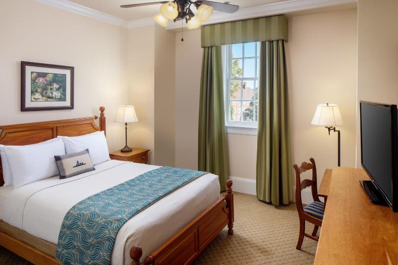 Queen Room image 2