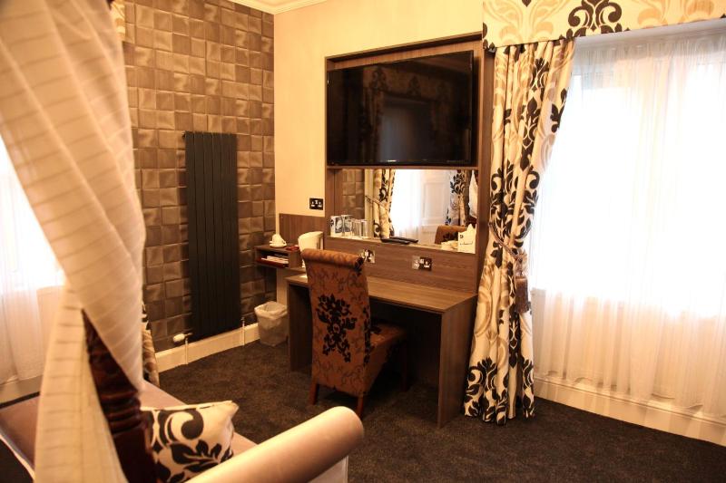 Four Poster Room image 2