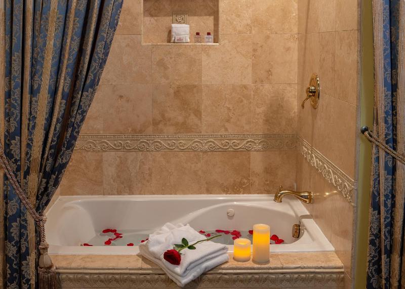 Deluxe Queen Room image 3