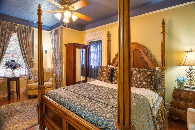 Deluxe Queen Room image 2