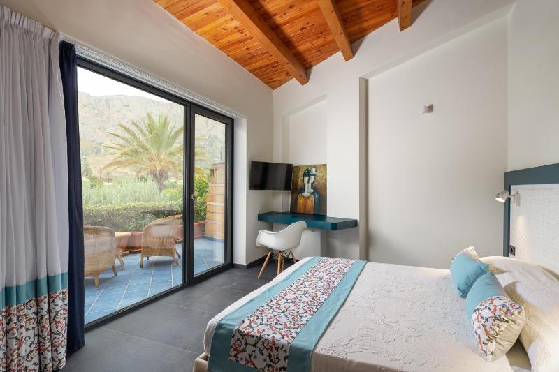 Double Room image 3