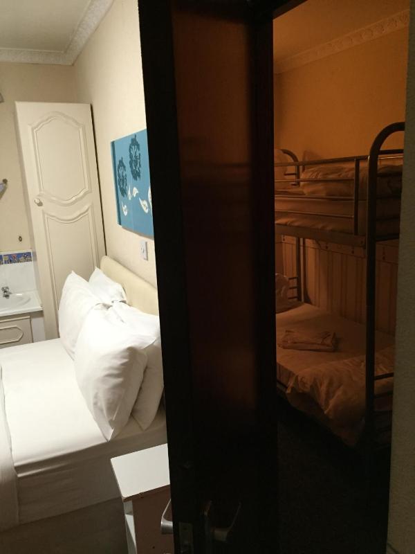 Family Quadruple Room image 3