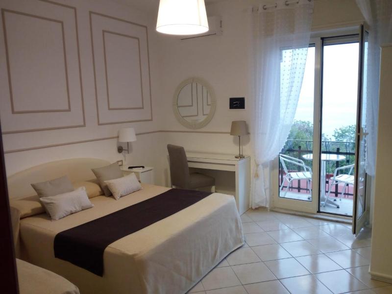 Quadruple Room with Sea View image 2