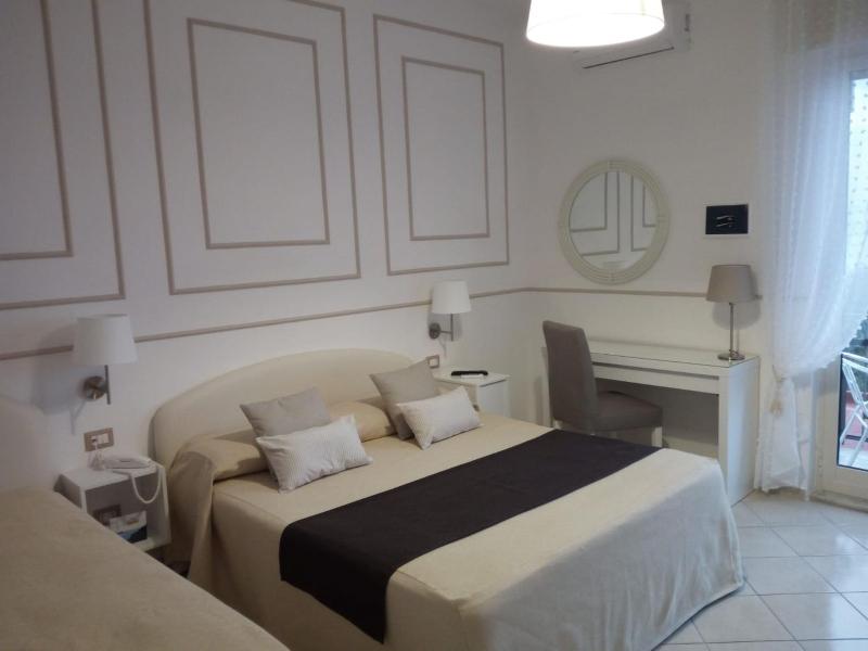 Triple Room with Sea View image 1