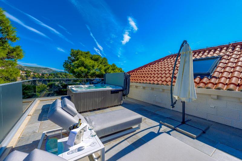 Penthouse Suite with Terrace and Whirlpool image 4