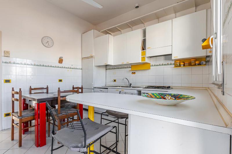 GuestHost - Viareggio Roomy Apartment with Balconies - image 3