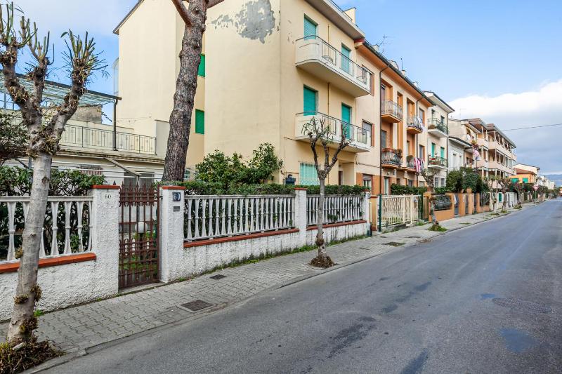 GuestHost - Viareggio Roomy Apartment with Balconies - image 4
