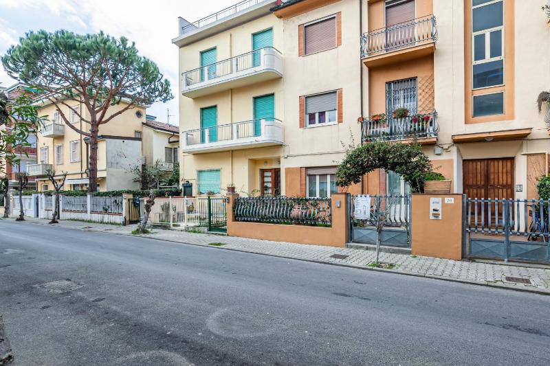 GuestHost - Viareggio Roomy Apartment with Balconies - image 11