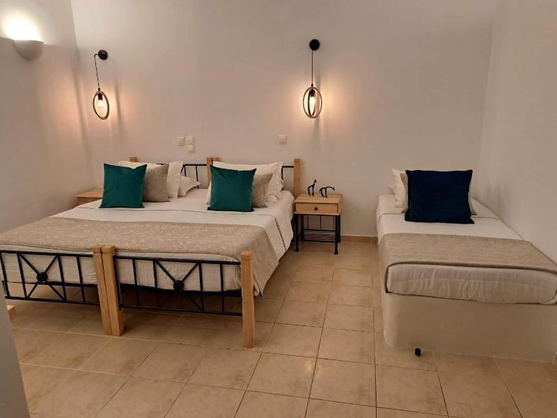 Economy Triple Room No View image 4