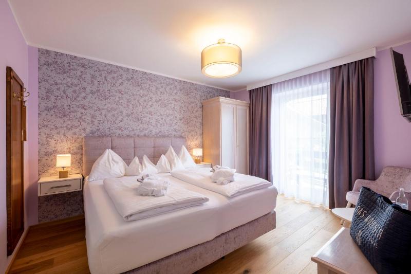 Economy Double Room with Balcony image 1