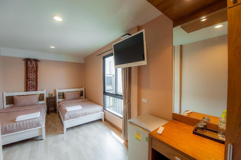 Superior Twin Room image 3