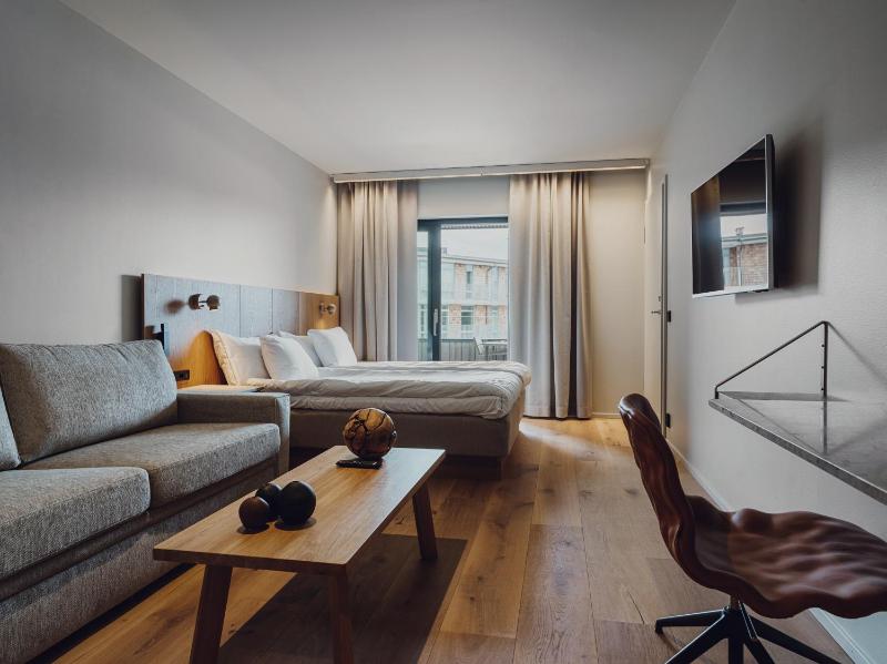 Standard King Room image 4