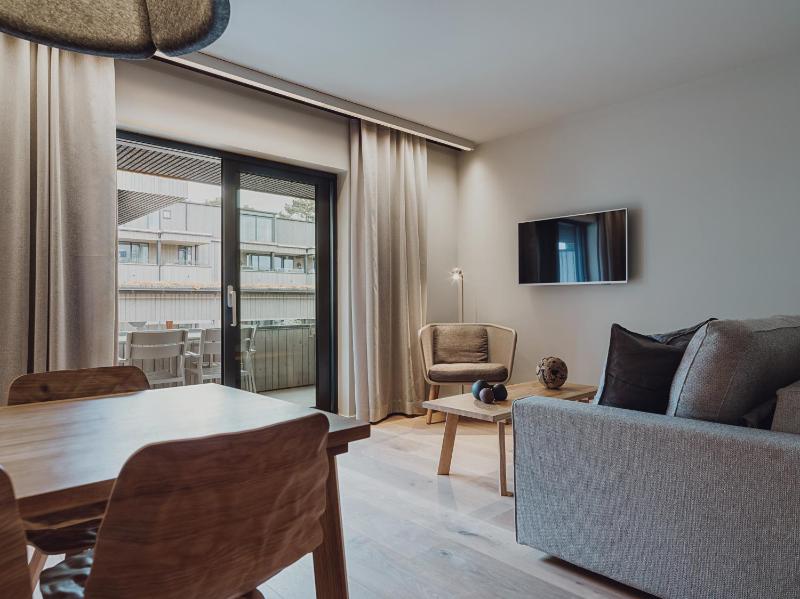 Superior King Room image 4