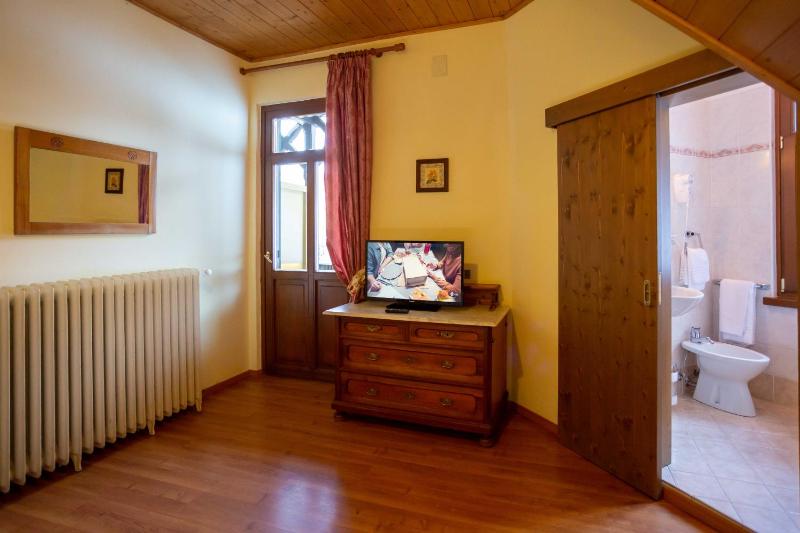 Economy Triple Room image 2