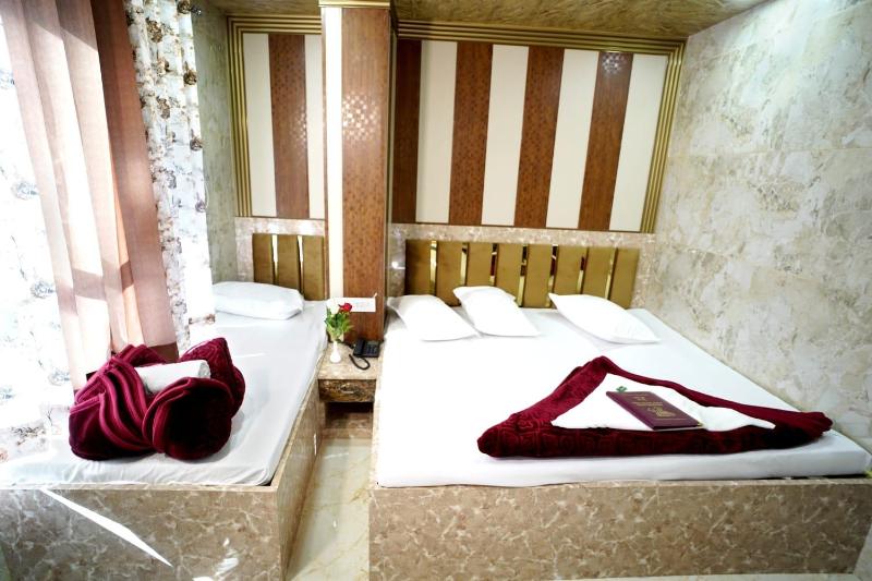 Hotel Kaaynat Royale 5 Min. Walking Distance from Dargah - image 9