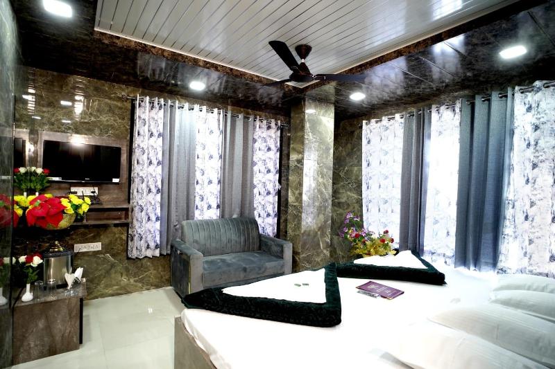 Hotel Kaaynat Royale 5 Min. Walking Distance from Dargah - image 14
