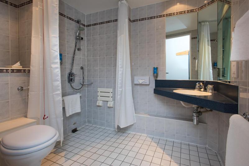 Standard Twin Room with Free Hot Breakfast - Accessible image 2