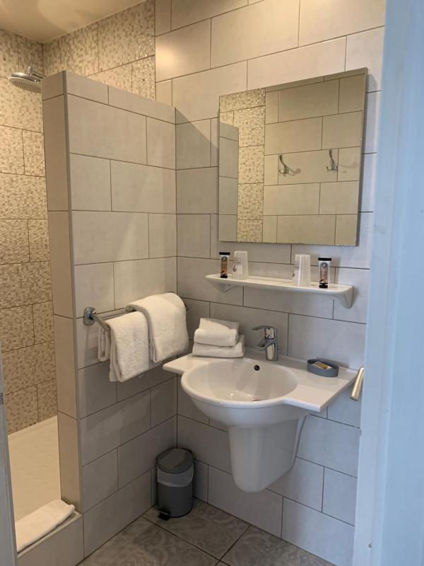 Classic Twin Room image 4