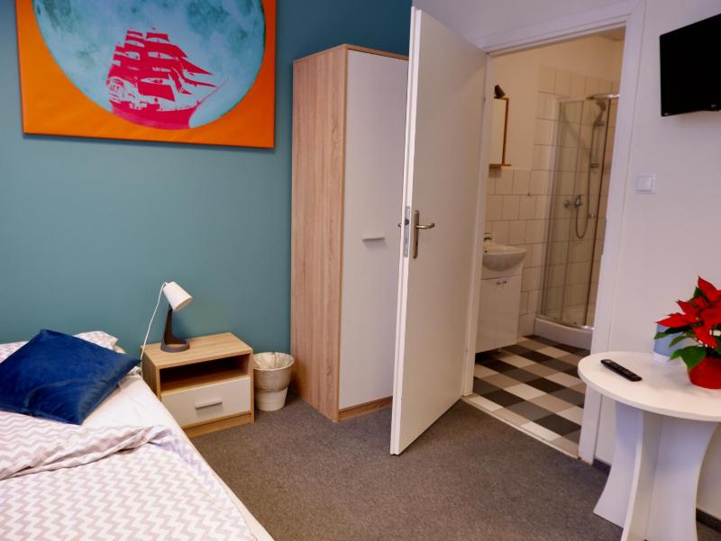 Twin Room with Bathroom image 4
