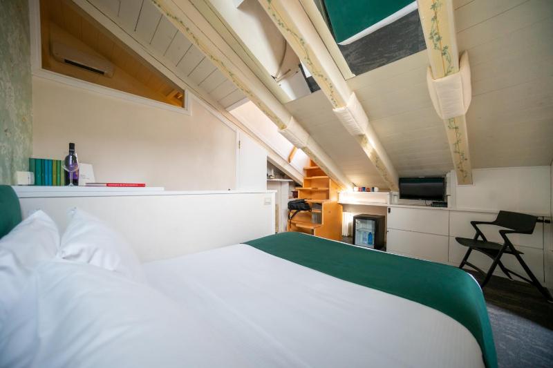 Deluxe Double Room with Balcony image 4