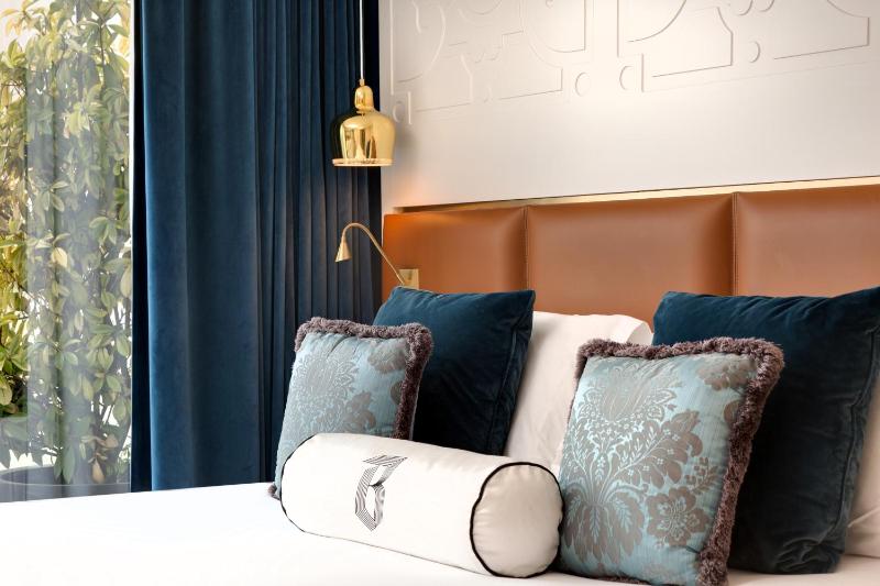 Prestige Suite with Eiffel Tower View image 2