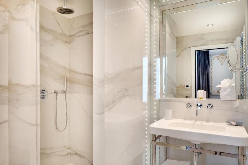 Haussmann Executive City or Garden View image 3