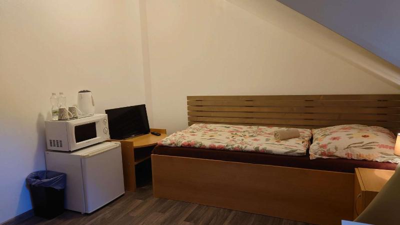 Twin Room with Bathroom image 3