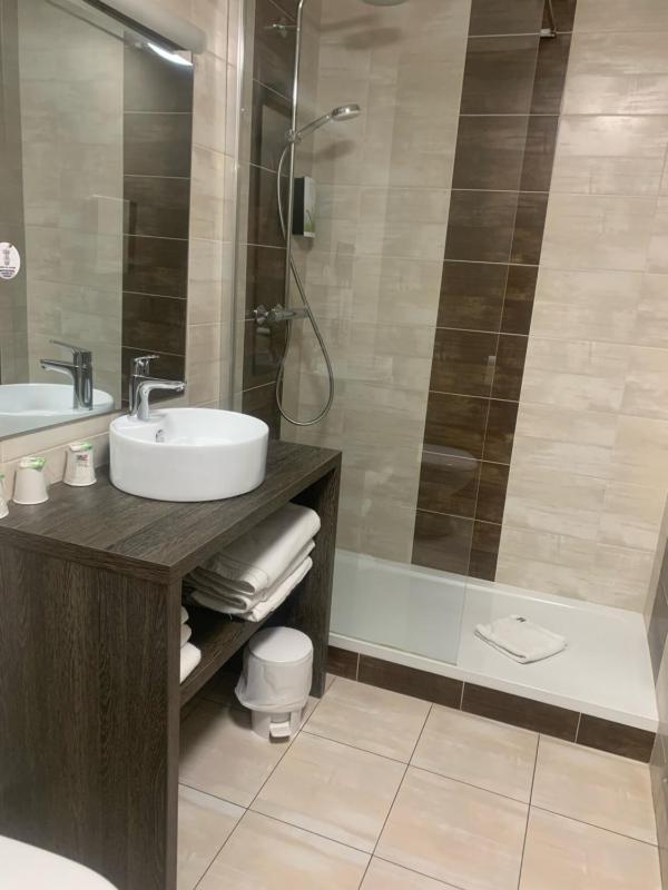 Standard Triple Room image 2