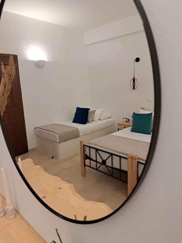 Economy Triple Room No View image 2