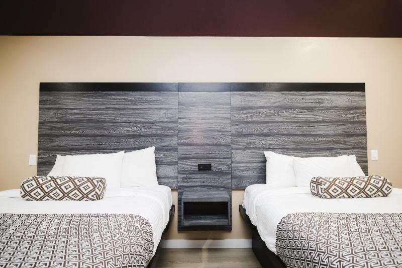 Queen Room with Two Queen Beds - Non-Smoking image 1
