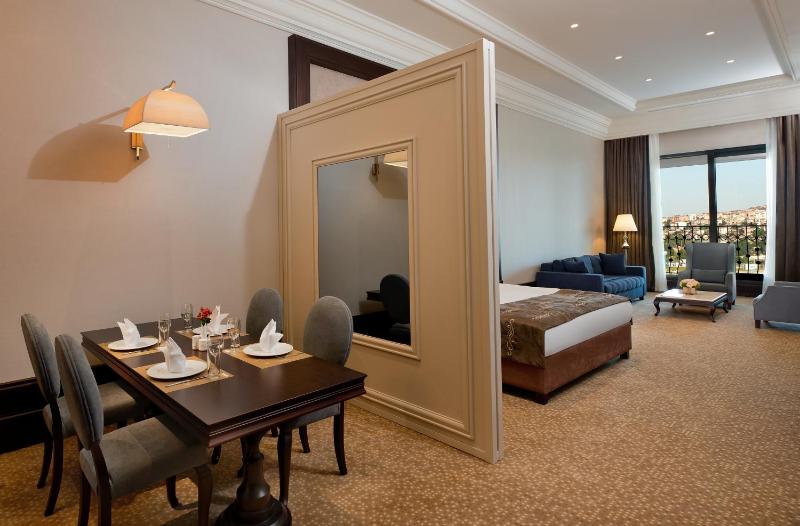 Deluxe Suite image 2